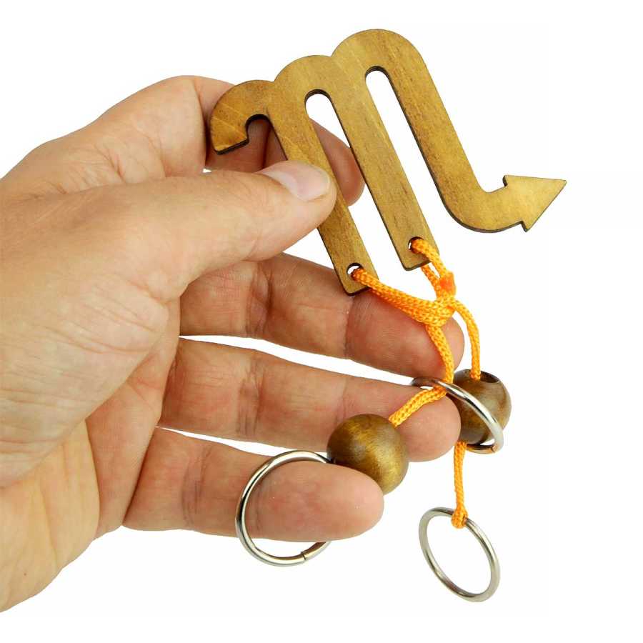Puzzle Zodiaque Scorpion en bois démonté montrant les cordes
