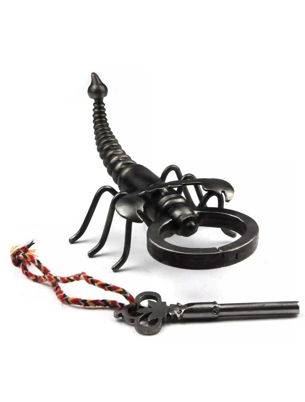 détail du mécanisme secret du scorpion lock, puzzle mécanique en métal