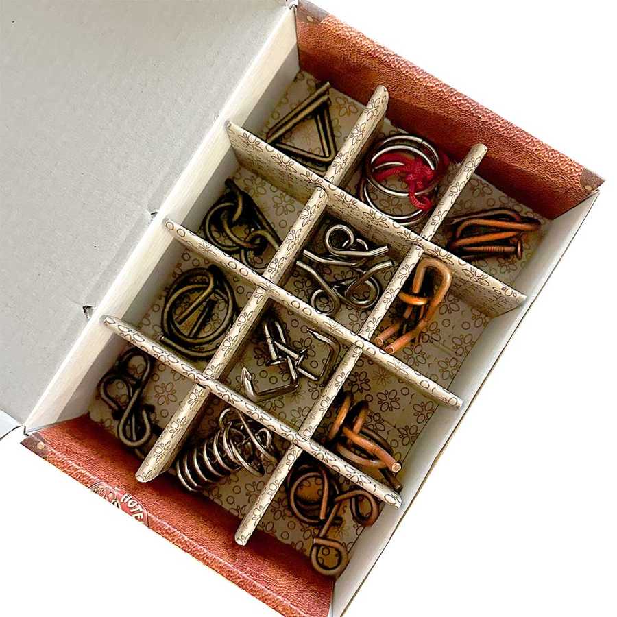 Vue rapprochée des différents casse-têtes métalliques
