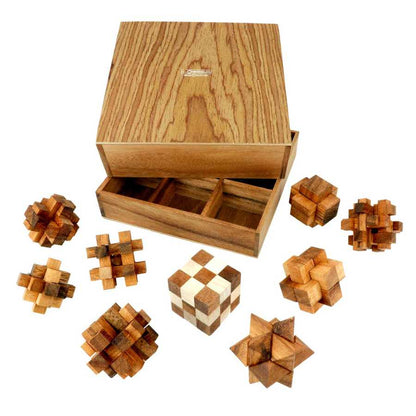 Casse-têtes en bois du Wood Set 9-en-1 posés sur une surface neutre
