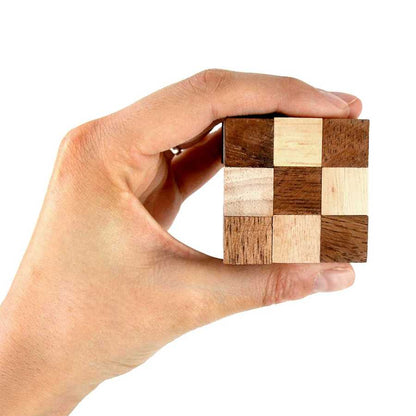 Puzzles en bois manipulés à la main
