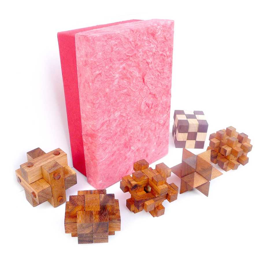 Casse-têtes en bois disposés sur une surface neutre
