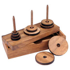 Puzzle Tower of Hanoi en bois montrant les disques de tailles différentes
